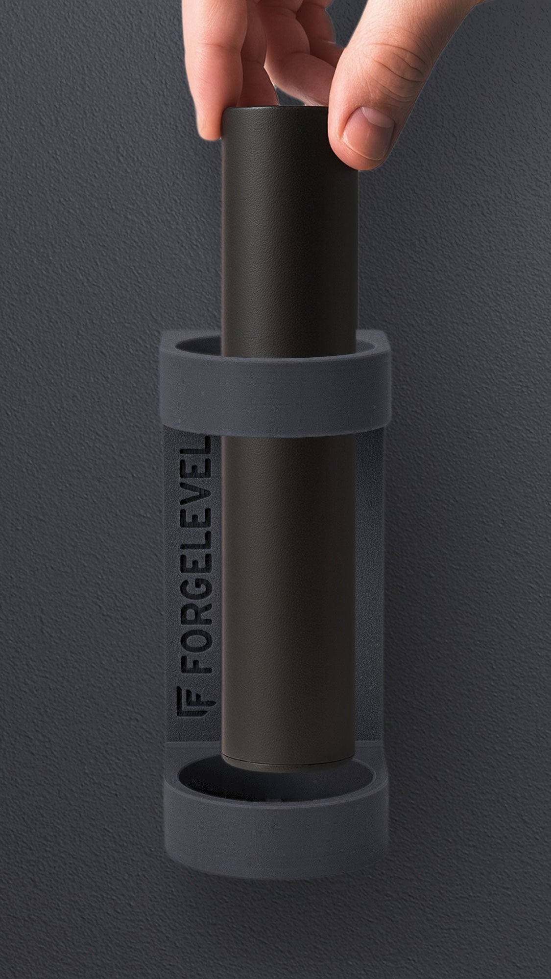 Detailbild "Schalldämpfer einsetzen", eine Hand bringt einen Schalldämpfer in den Halter an