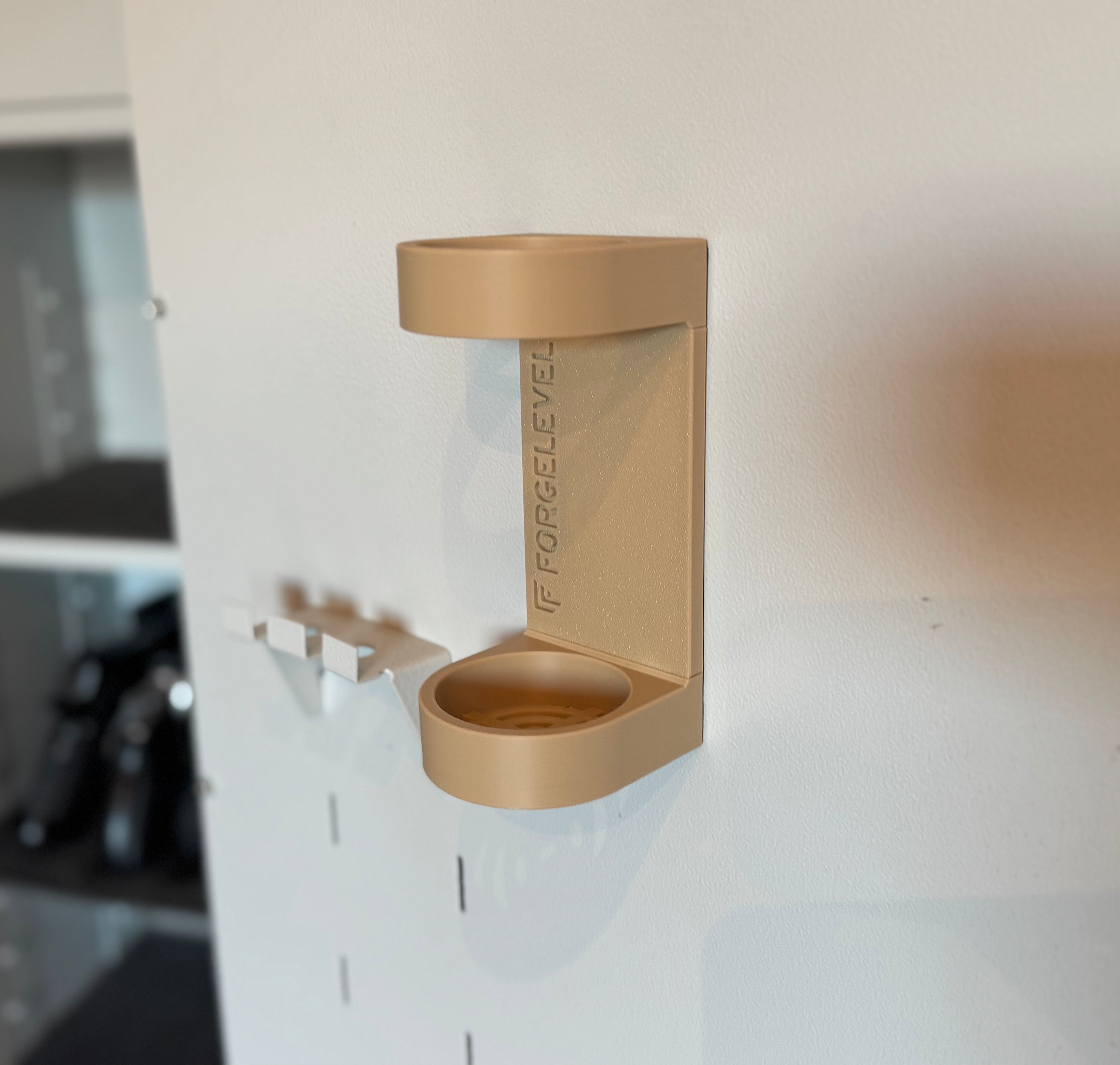 Szenenaufnahme eines Schalldämpferhalters angebracht im Waffenschrank in Farbe desert