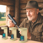 Drei desertfarbene, unterschiedlich große Schalldämpferhalter mit den Größen M, L und XL und den Maßen 48 mm, 58 mm und 68 mm nebeneinander auf einem Holztisch.