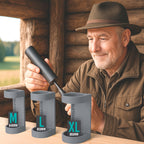 Drei graue unterschiedlich große Schalldämpferhalter mit den Größen M, L und XL und den Maßen 48 mm, 58 mm und 68 mm nebeneinander auf einem Holztisch.