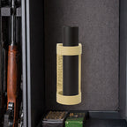 Innenansicht eines Waffenschranks mit mehreren Gewehren, einem beigem Schalldämpferhalter und einer Schachtel Munition