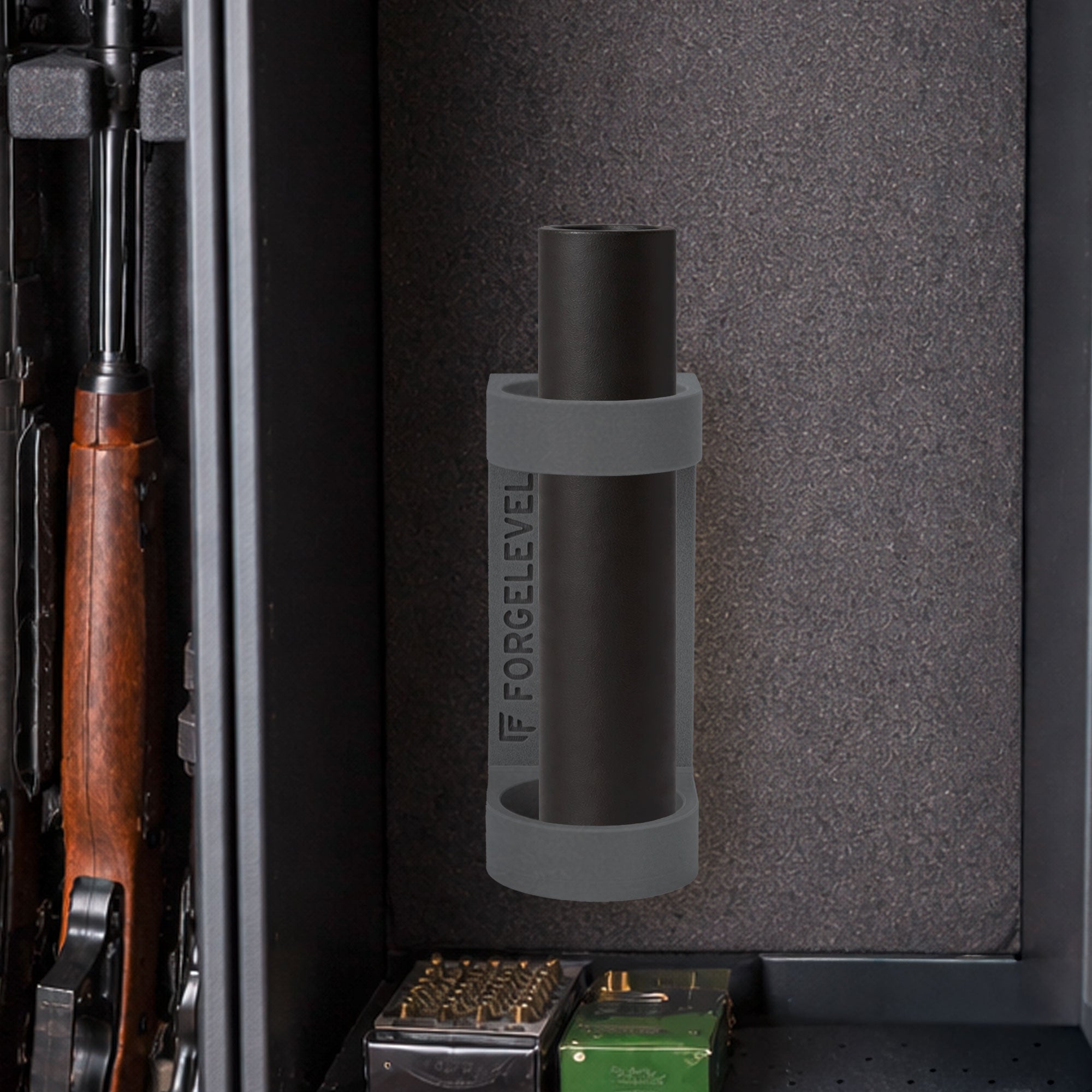 Innenansicht eines Waffenschranks mit mehreren Gewehren, einem grauem Schalldämpferhalter und einer Schachtel Munition