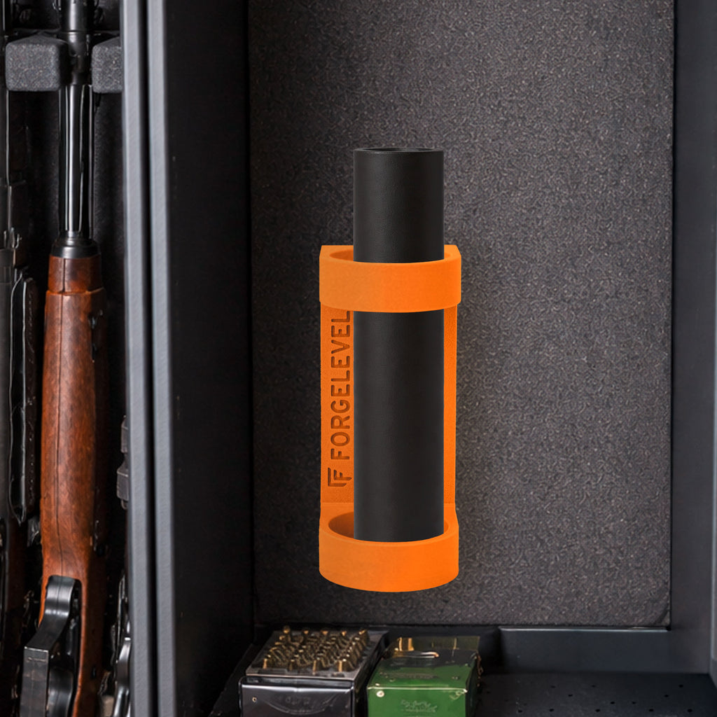 Innenansicht eines Waffenschranks mit mehreren Gewehren, einem orangem Schalldämpferhalter und einer Schachtel Munition