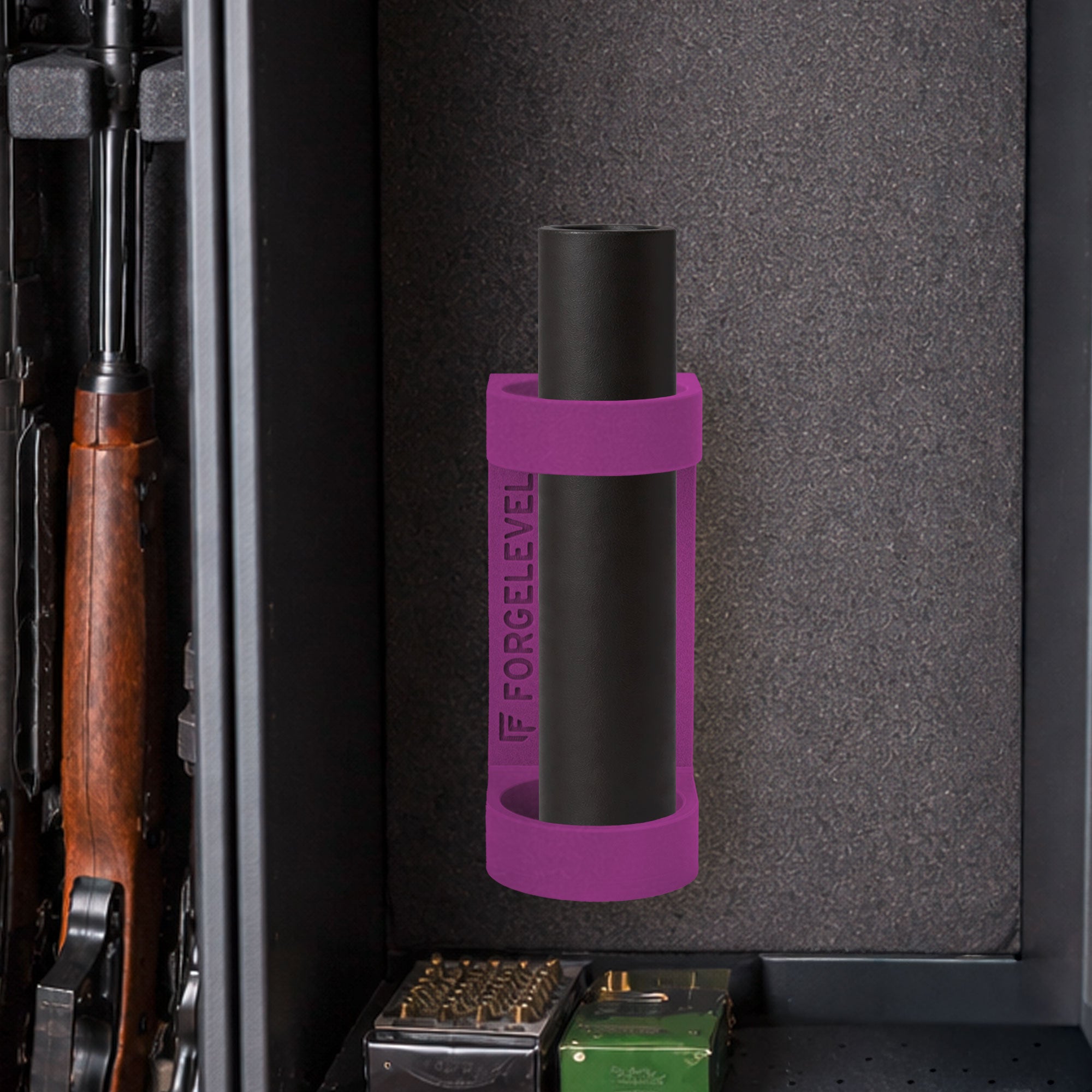 Innenansicht eines Waffenschranks mit mehreren Gewehren, einem neonpinkem Schalldämpferhalter und einer Schachtel Munition