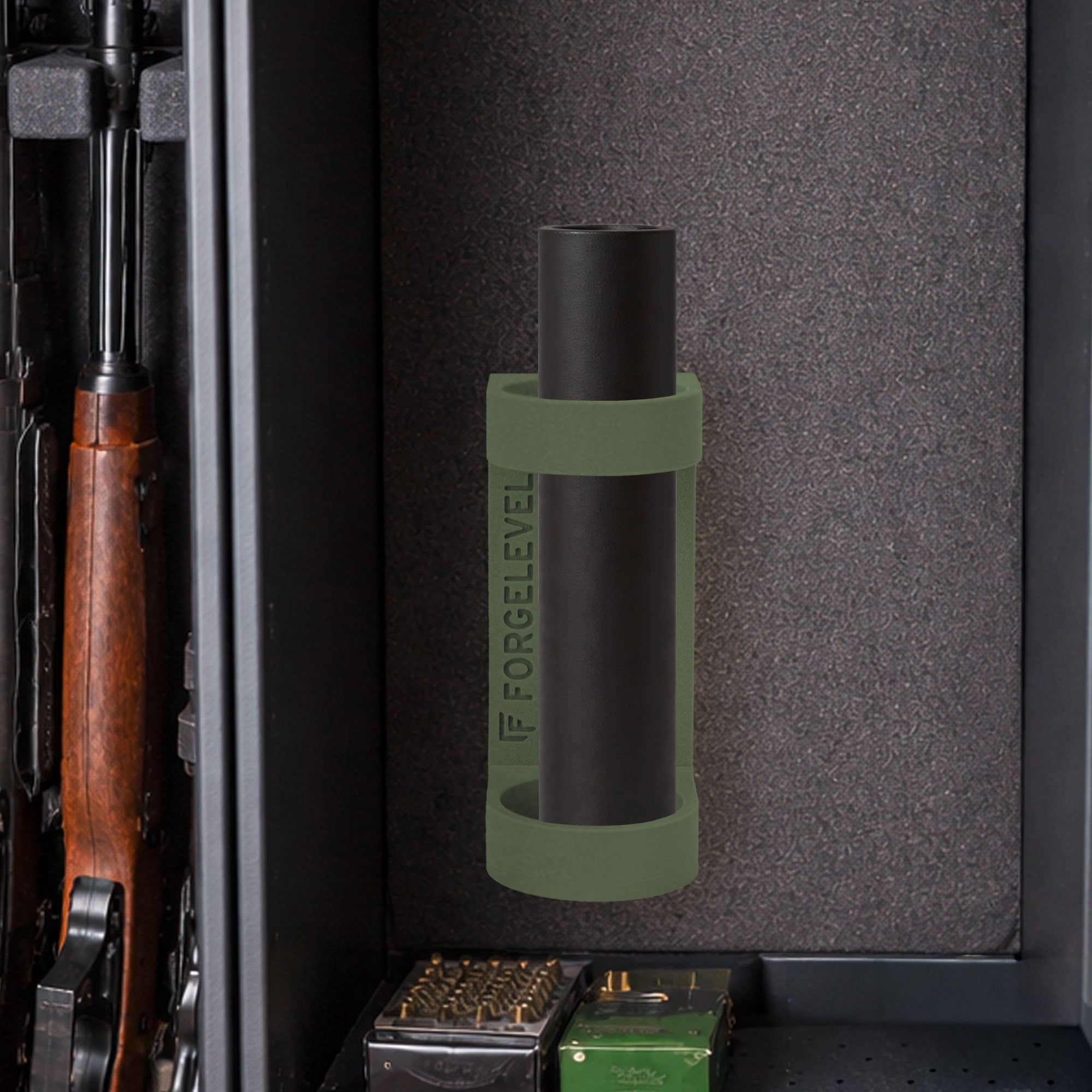 Innenansicht eines Waffenschranks mit mehreren Gewehren, einem grünen Schalldämpferhalter und einer Schachtel Munition