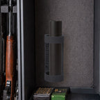 Innenansicht eines Waffenschranks mit mehreren Gewehren, einem schwarzem Schalldämpferhalter und einer Schachtel Munition