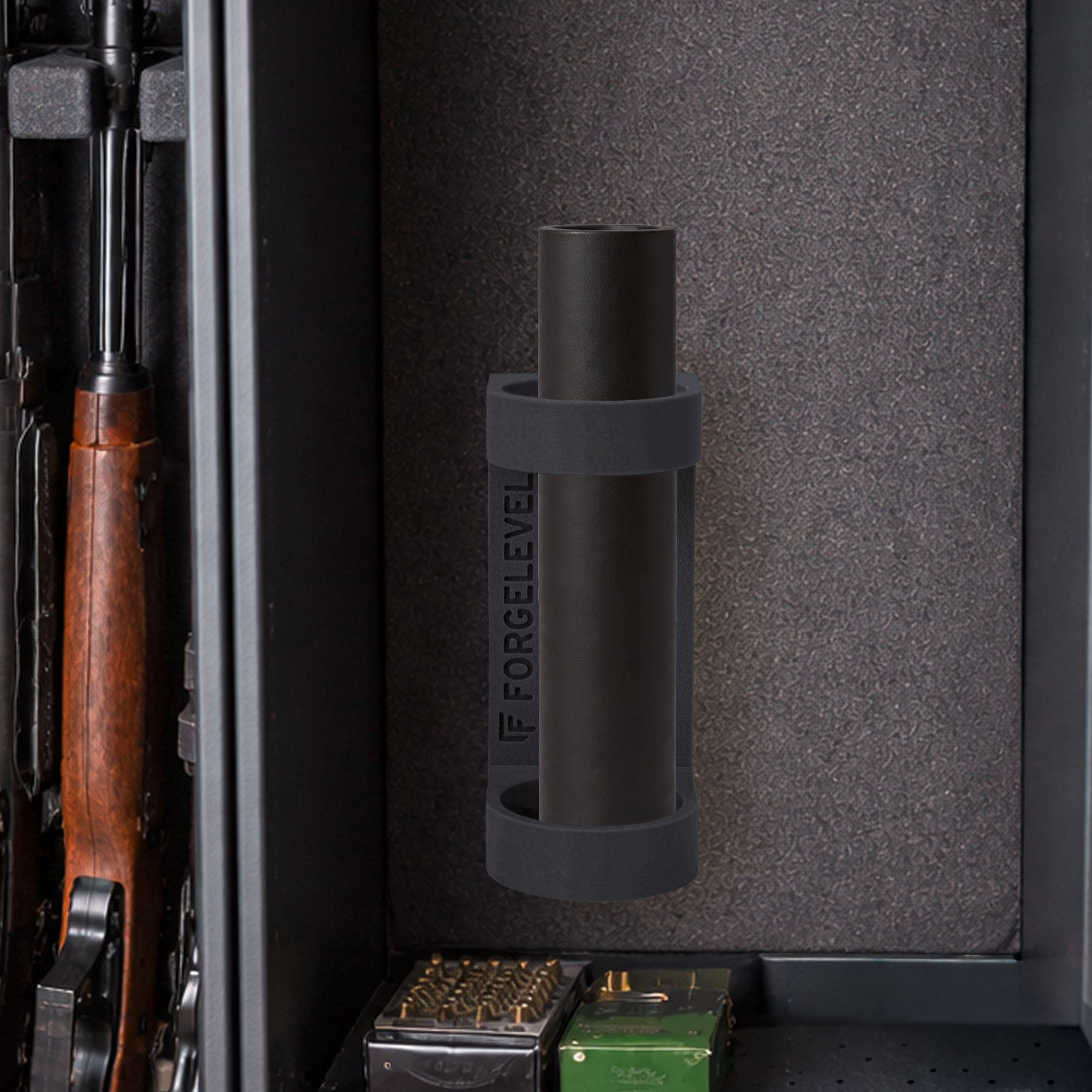 Innenansicht eines Waffenschranks mit mehreren Gewehren, einem schwarzem Schalldämpferhalter und einer Schachtel Munition